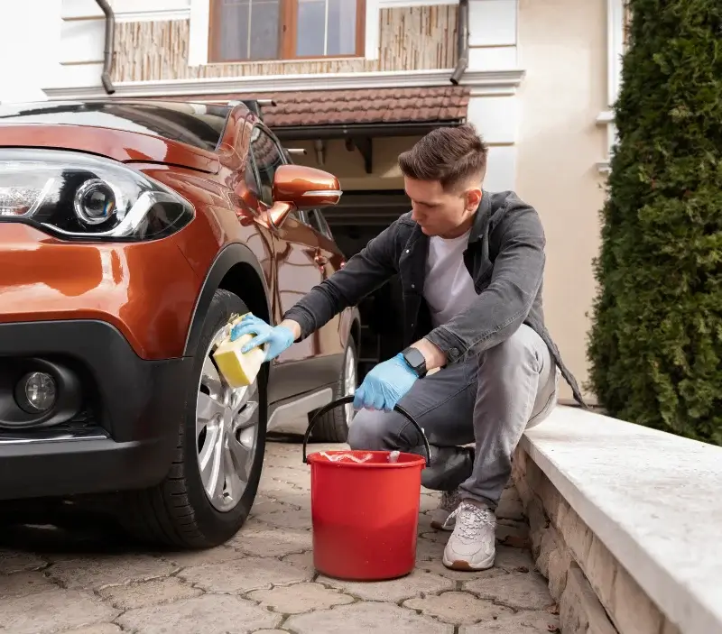 Lavage auto à domicile Dampmart : professionnel intervenant sur un véhicule